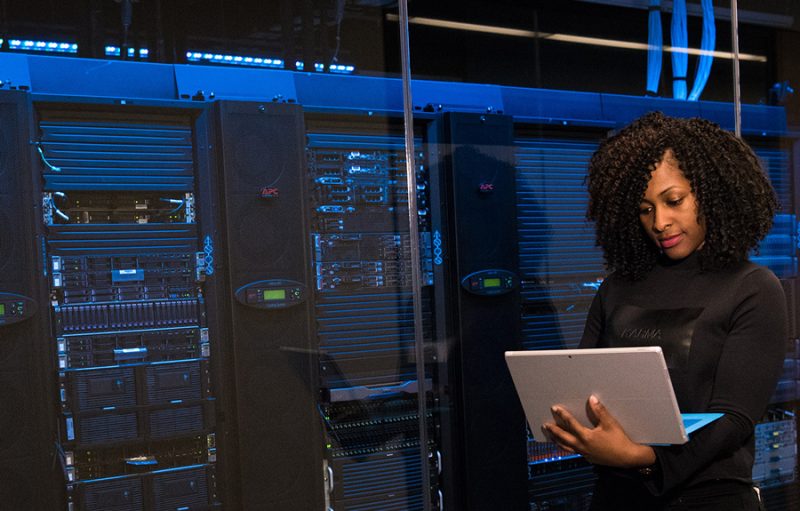 moça checando switch da aruba