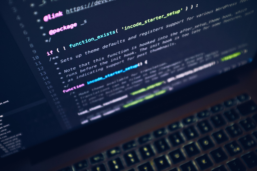 Tela de notebook exibindo código de programação, representando o processo técnico necessário para desenvolver sistema próprio sob medida para empresas.